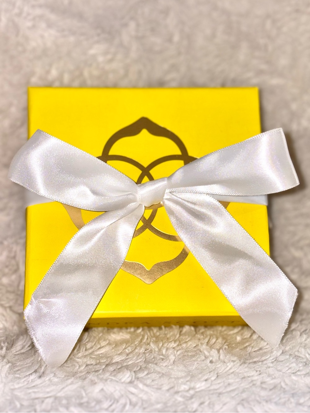 Kendra Scott Gift Box with White Satin Bow and dust protected back